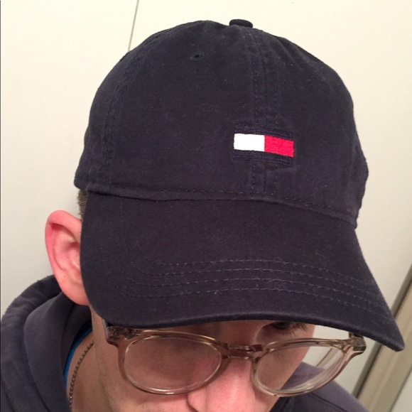 Tommy Hilfiger hat w/ spell out and metal closure - Picture 1 of 3